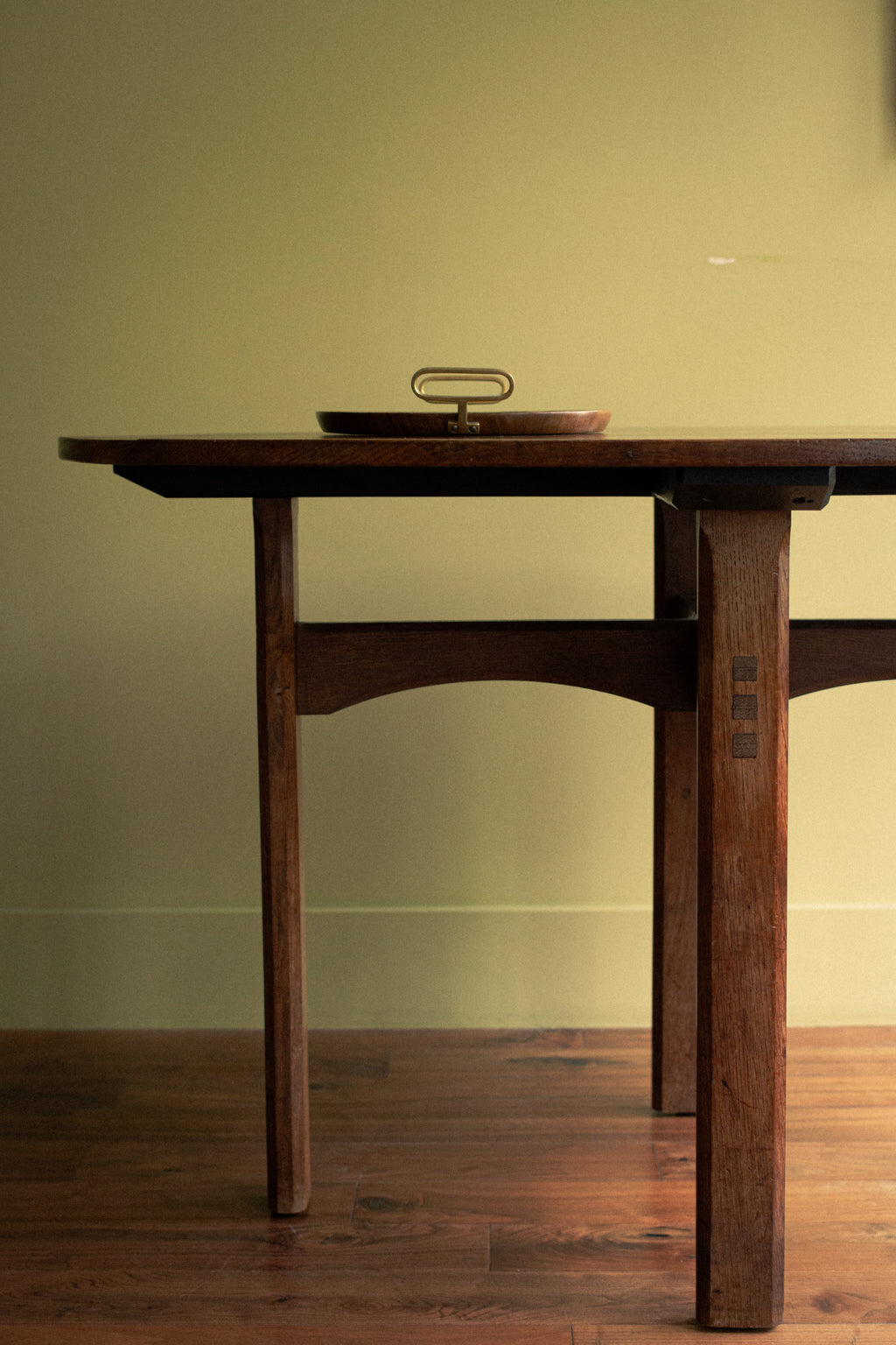 Very beautiful and unique arts and craft oval dinner table in oak, 1910 - Price on Demand