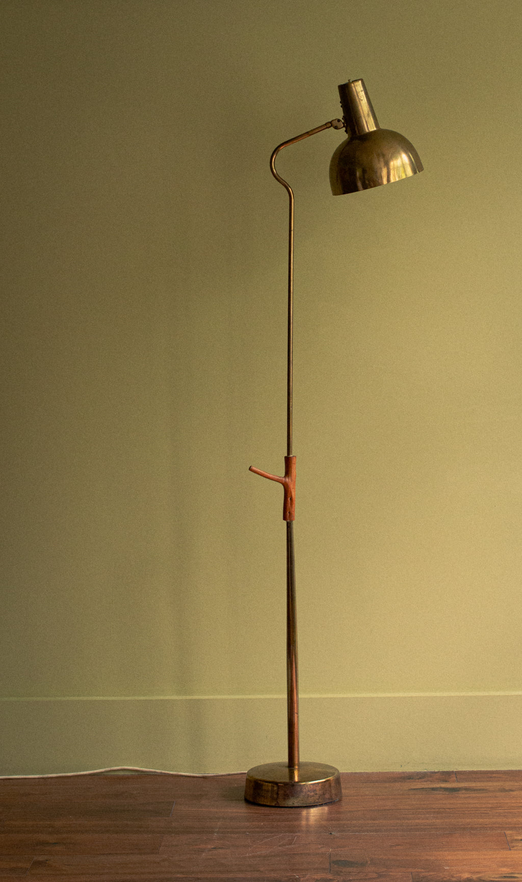 Unique piece floor lamp in brass with wooden sculpted handle, circa 1950 - SOLD