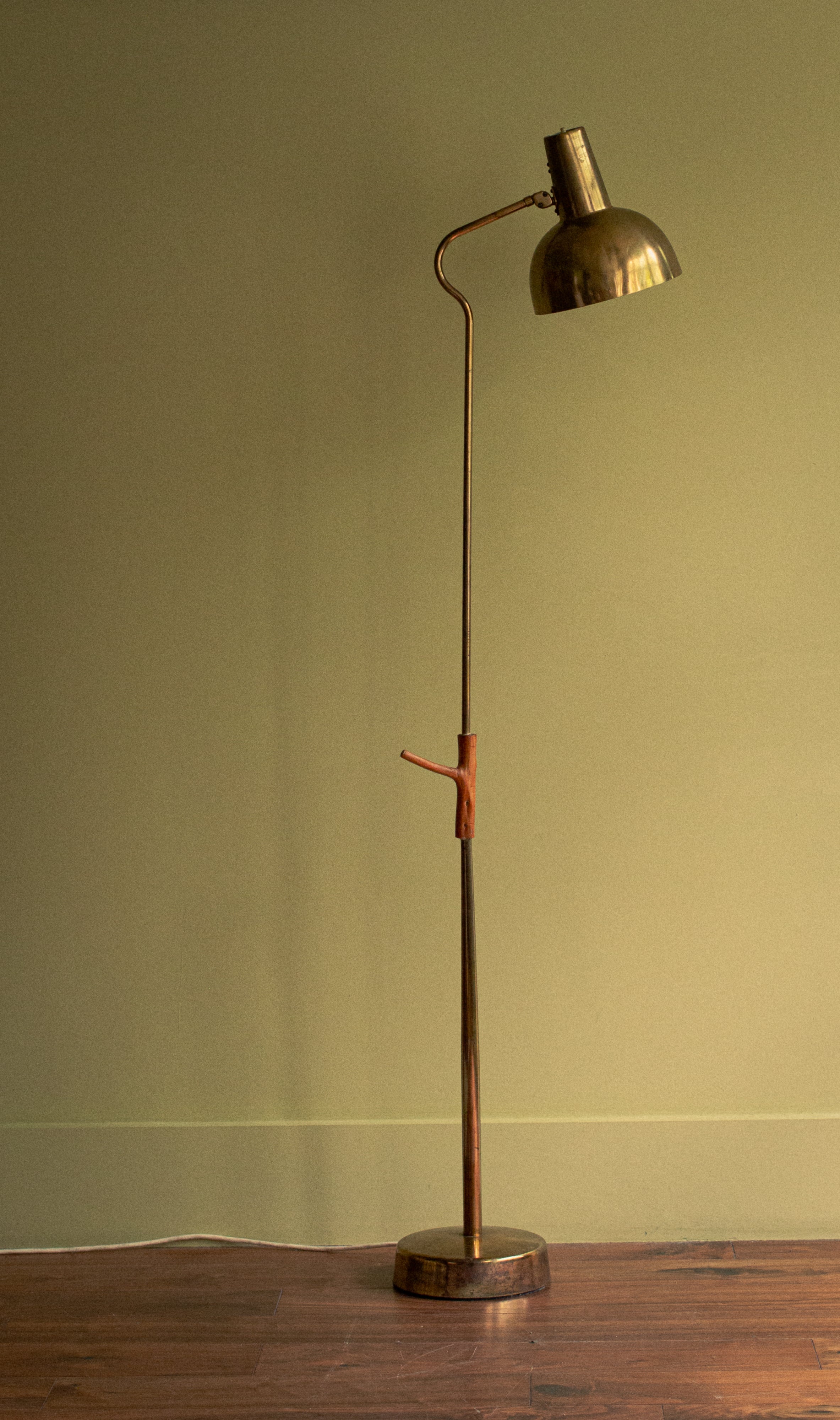Unique piece floor lamp in brass with wooden sculpted handle, circa 1950 - SOLD