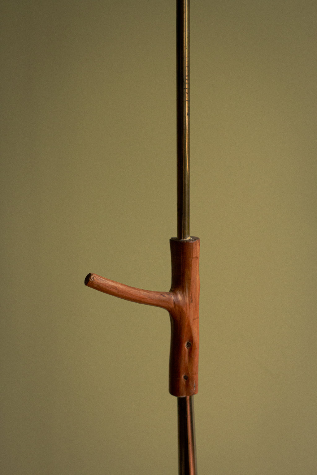 Unique piece floor lamp in brass with wooden sculpted handle, circa 1950 - SOLD