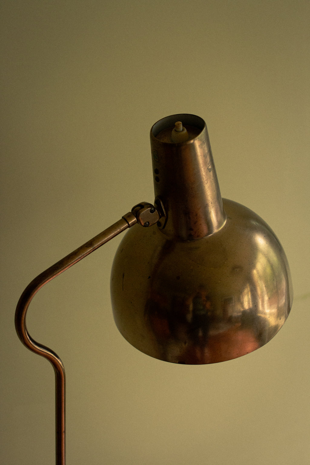 Unique piece floor lamp in brass with wooden sculpted handle, circa 1950 - SOLD
