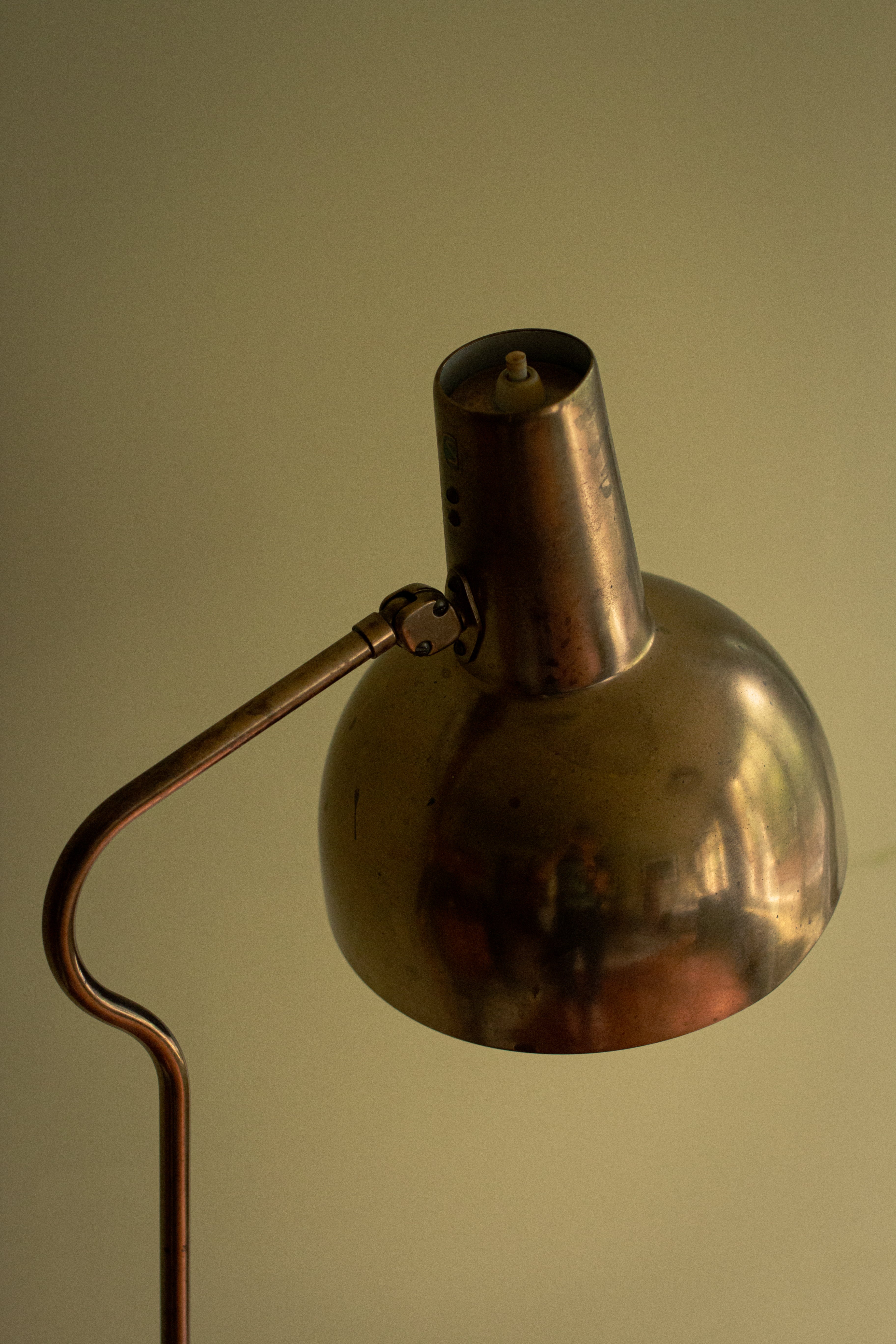 Unique piece floor lamp in brass with wooden sculpted handle, circa 1950 - SOLD