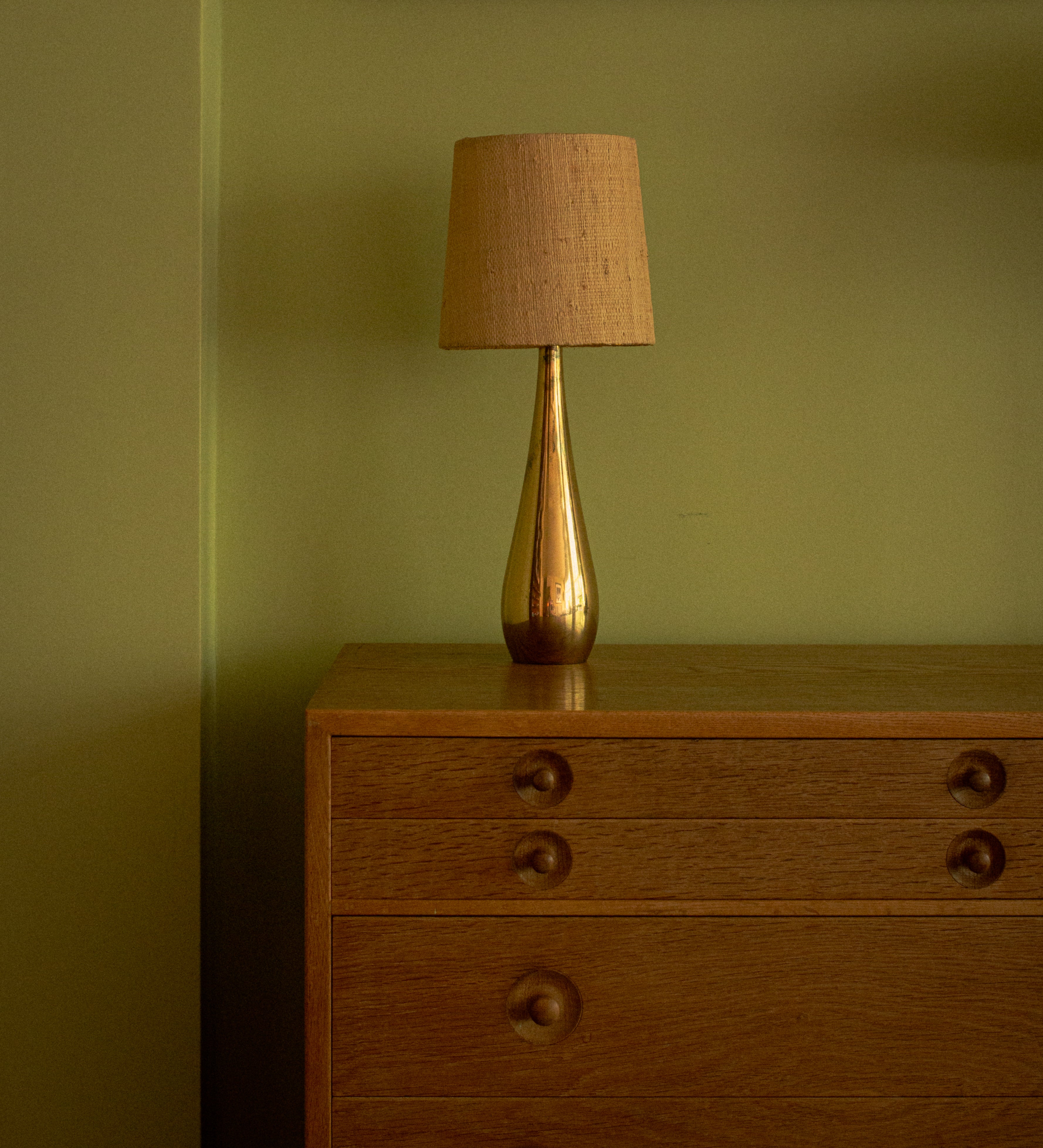Mauri Almari Table lamp in plain brass and raphia shade, 1950