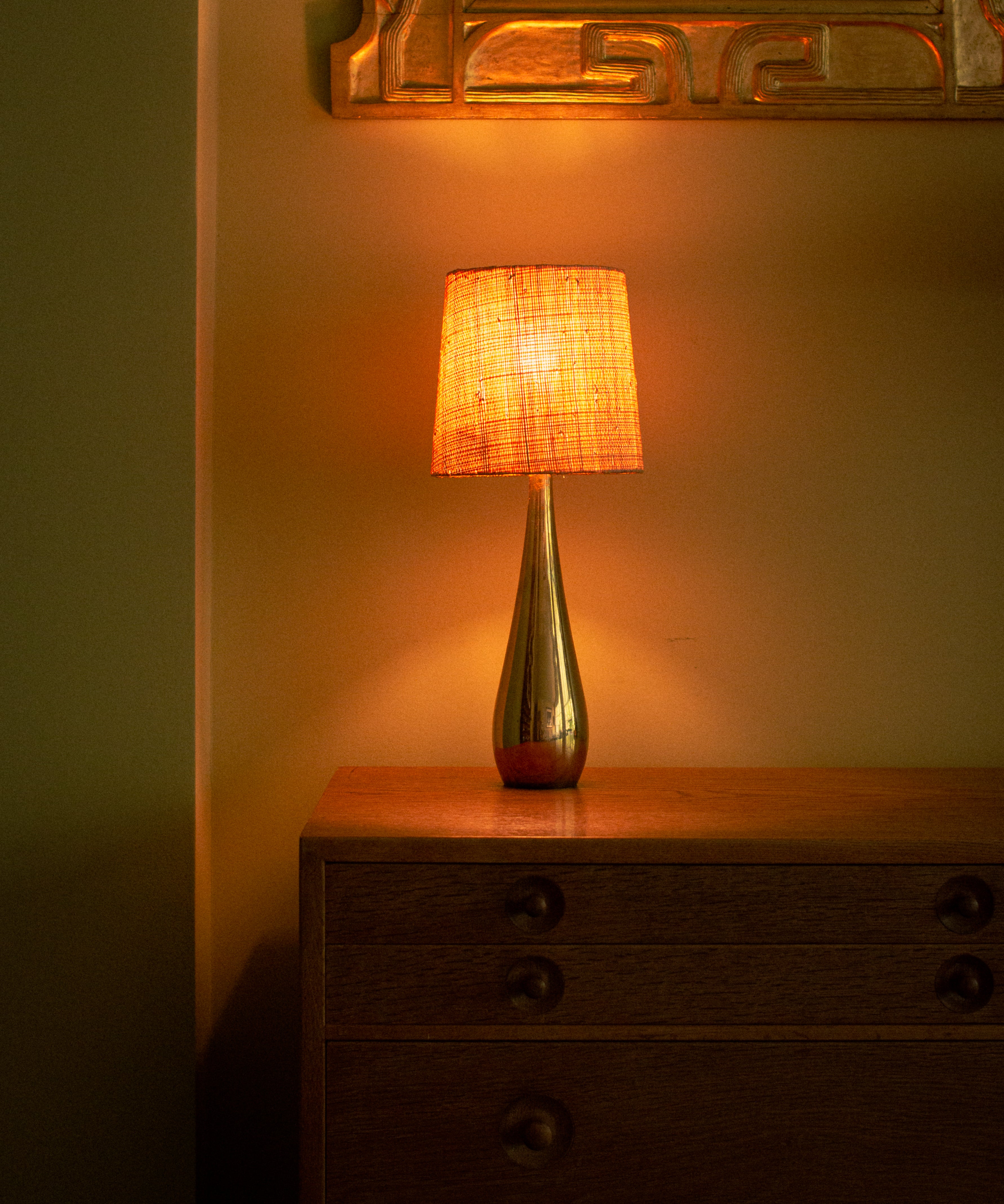 Mauri Almari Table lamp in plain brass and raphia shade, 1950