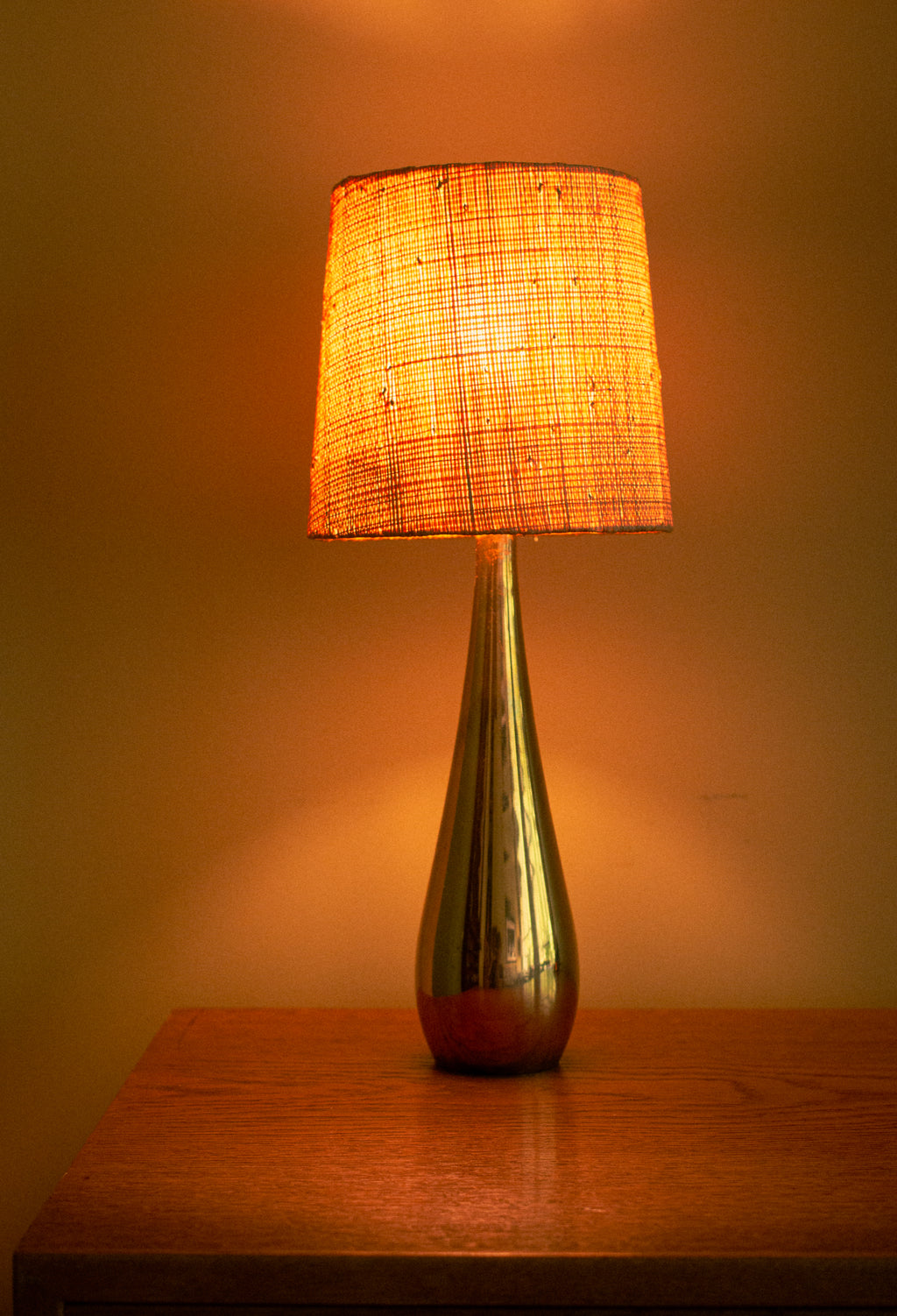Mauri Almari Table lamp in plain brass and raphia shade, 1950