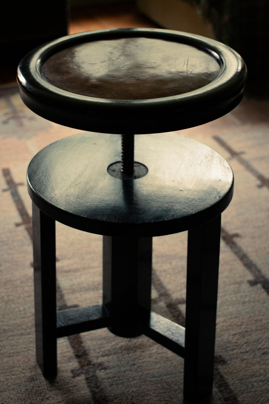Beautiful black piano stool, lacquered wood and original leather, 1930