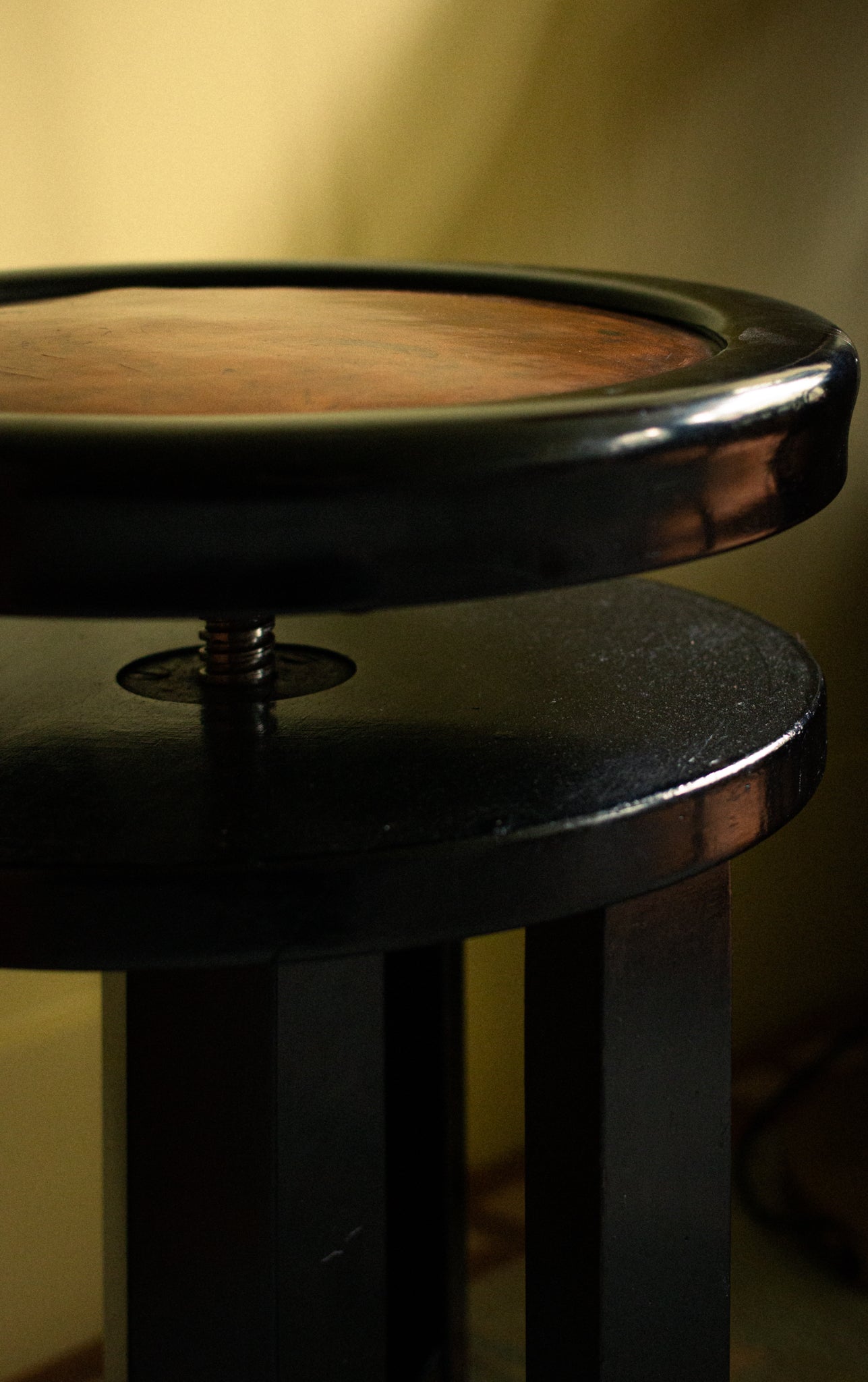 Beautiful black piano stool, lacquered wood and original leather, 1930