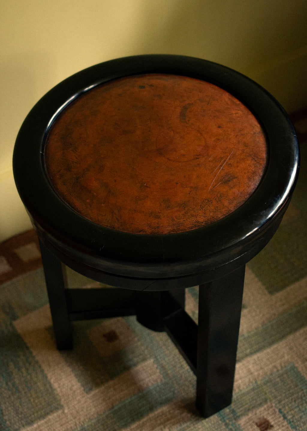 Beautiful black piano stool, lacquered wood and original leather, 1930